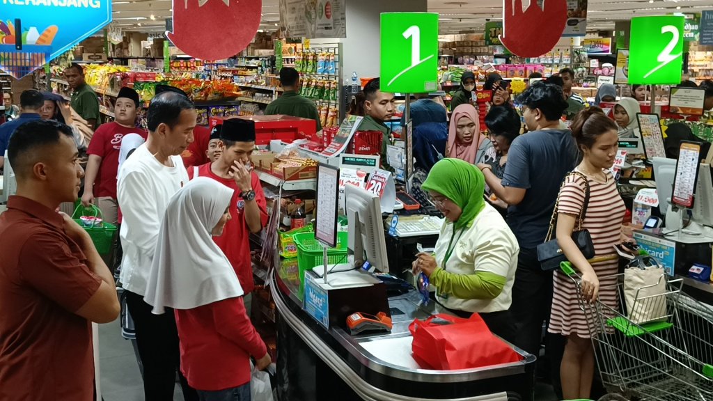 Belikan Baju Lebaran dan Traktir Makan Anak Yatim, Jokowi: Mereka Milih&nbsp;Sendiri