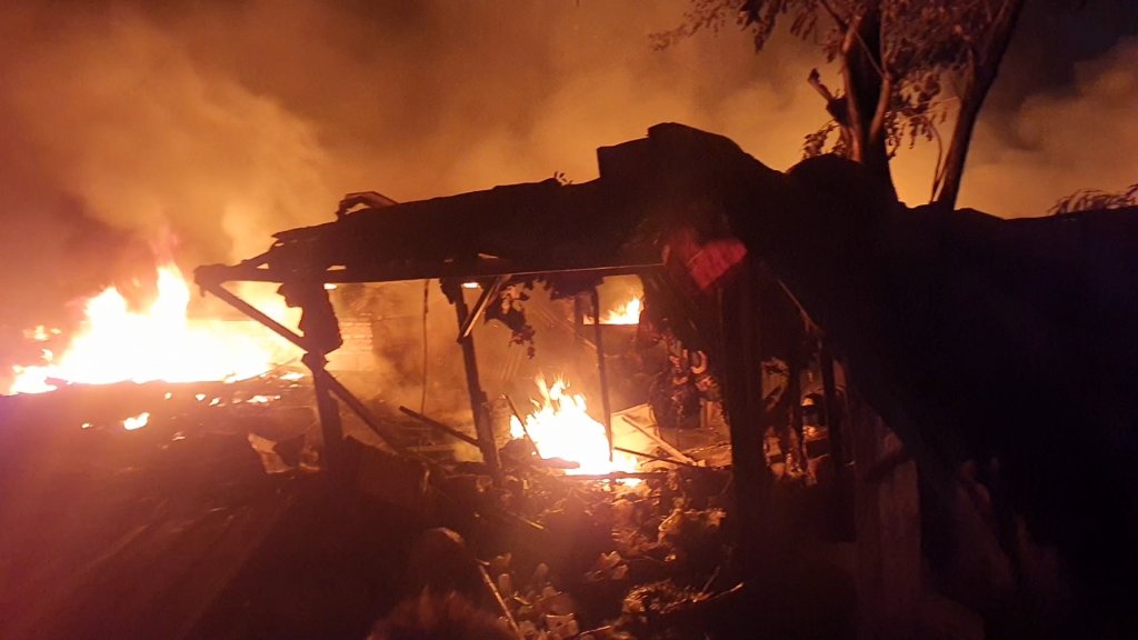 Kebakaran Lapak Barang Bekas Seluas 3.000 Meter Persegi, Petugas Kesulitan Akses ke&nbsp;Lokasi