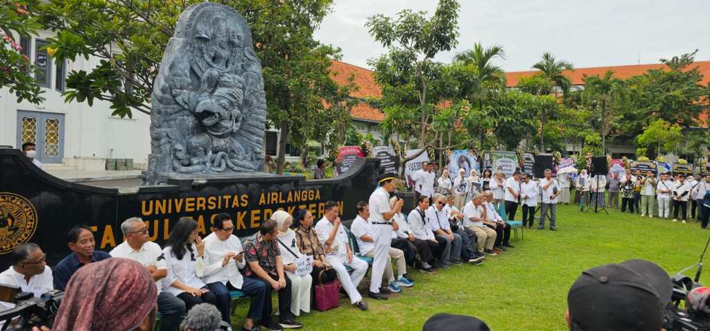 5 Fakta Dekan FK Unair Dipecat Gegara Tolak Dokter Asing, Mahasiswa Kibarkan Bendera Setengah&nbsp;Tiang
