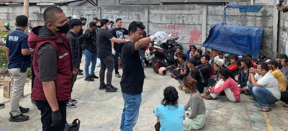 46 Orang Ditangkap saat Gerebek Narkoba Kampung Boncos Jakbar, 42 Positif Sabu!