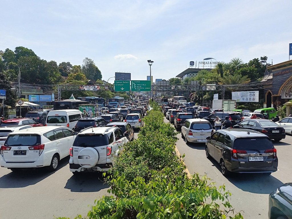 300 Personel Gabungan Diterjunkan Urai Kemacetan di Jalur Puncak Bogor
