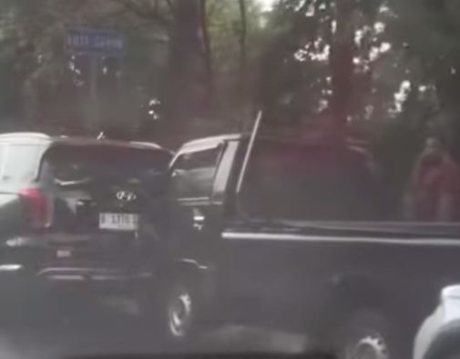 2 Minibus dan Pikap Terlibat Kecelakaan Beruntun di Flyover Akses UI Depok